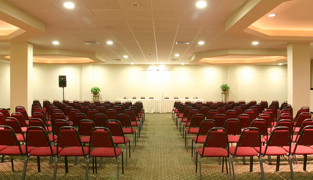 <h6> SALONES</h6><p>
El espacio ideal para tu evento. </p>