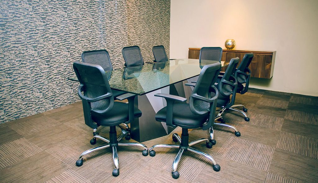 <h6> MEETING ROOM   </h6><p>
equipped and with capacity for 8 people.</p>