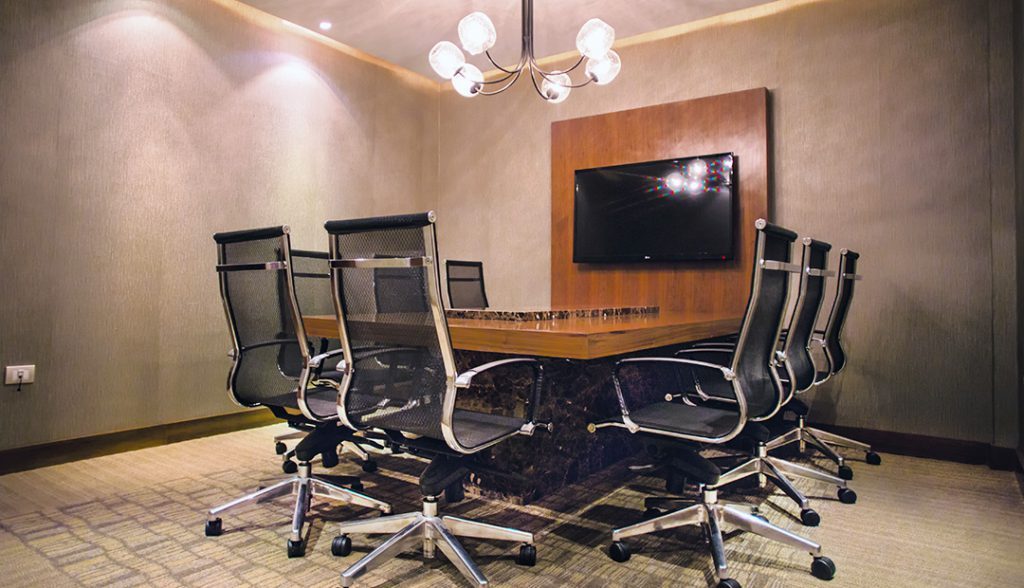 <h6> MEETING ROOM  </h6><p>
equipped and with capacity for 8 people.</p>